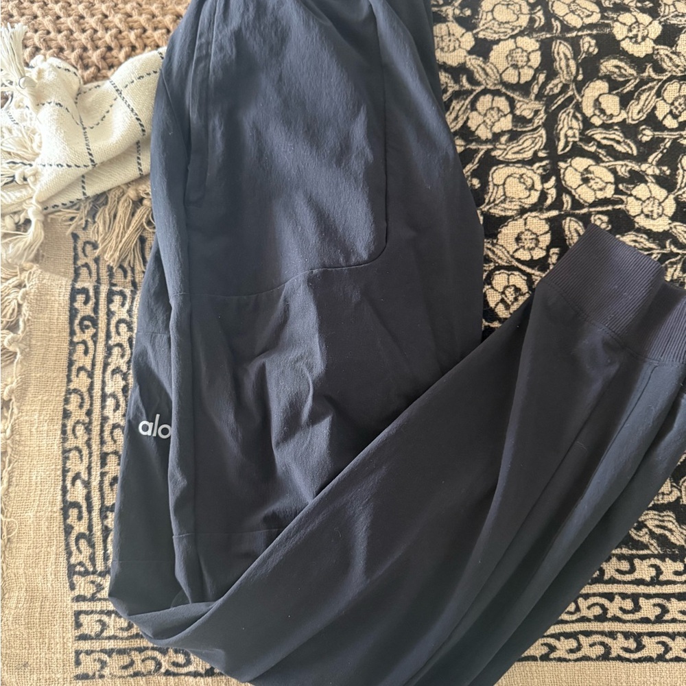 ALO Yoga Black Sweatpants Tapered Fit